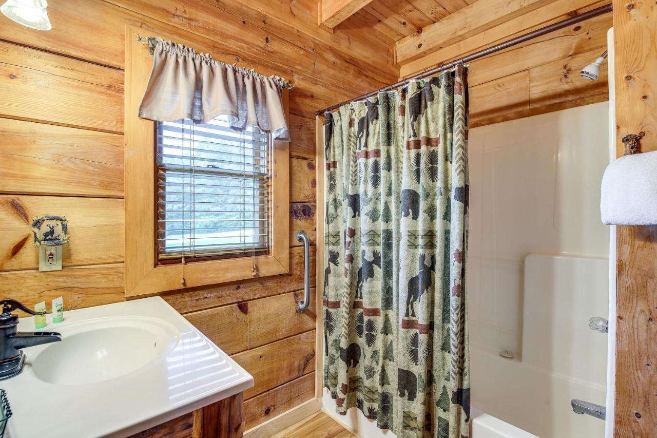 Sevierville Cabin With Wraparound Deck And Lake Access ภายนอก รูปภาพ